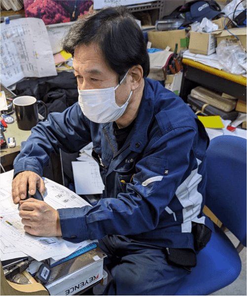 仕事をする先輩の画像